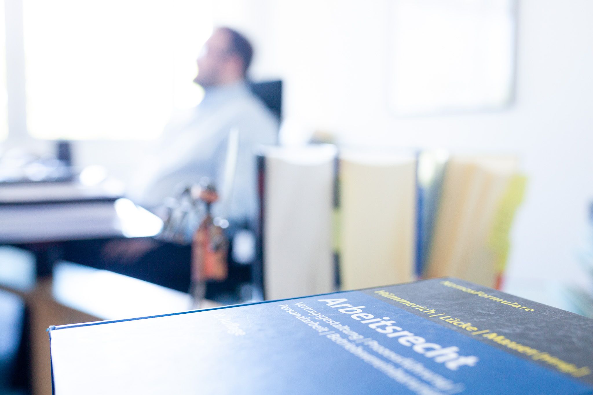 Blaues Buch "Arbeitsrecht" im Vordergrund - Pabst | Lorenz + Partner